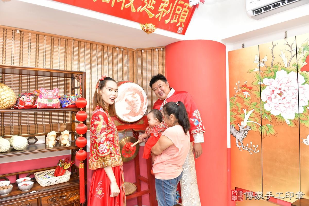 傳家手工印章高雄店、抓周、度晬、中國風會場、抓周道具物品、抓周證書、滿周歲、小羽寶寶、高雄市、拍照、生日快樂