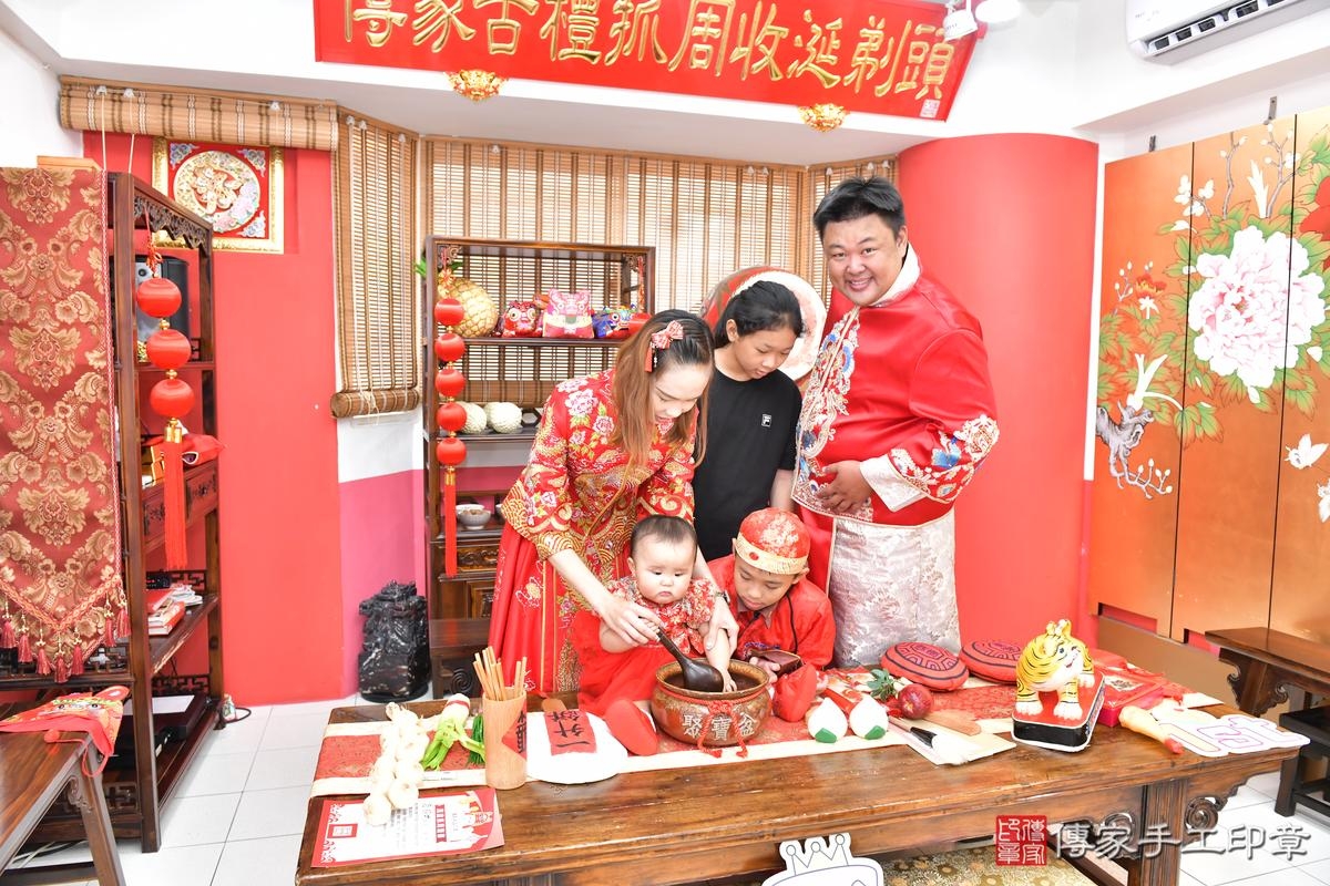 傳家手工印章高雄店、抓周、度晬、中國風會場、抓周道具物品、抓周證書、滿周歲、小羽寶寶、高雄市、拍照、生日快樂
