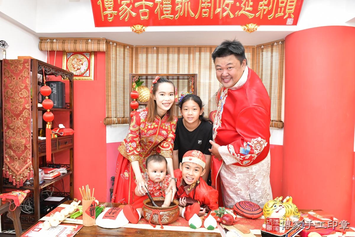 傳家手工印章高雄店、抓周、度晬、中國風會場、抓周道具物品、抓周證書、滿周歲、小羽寶寶、高雄市、拍照、生日快樂
