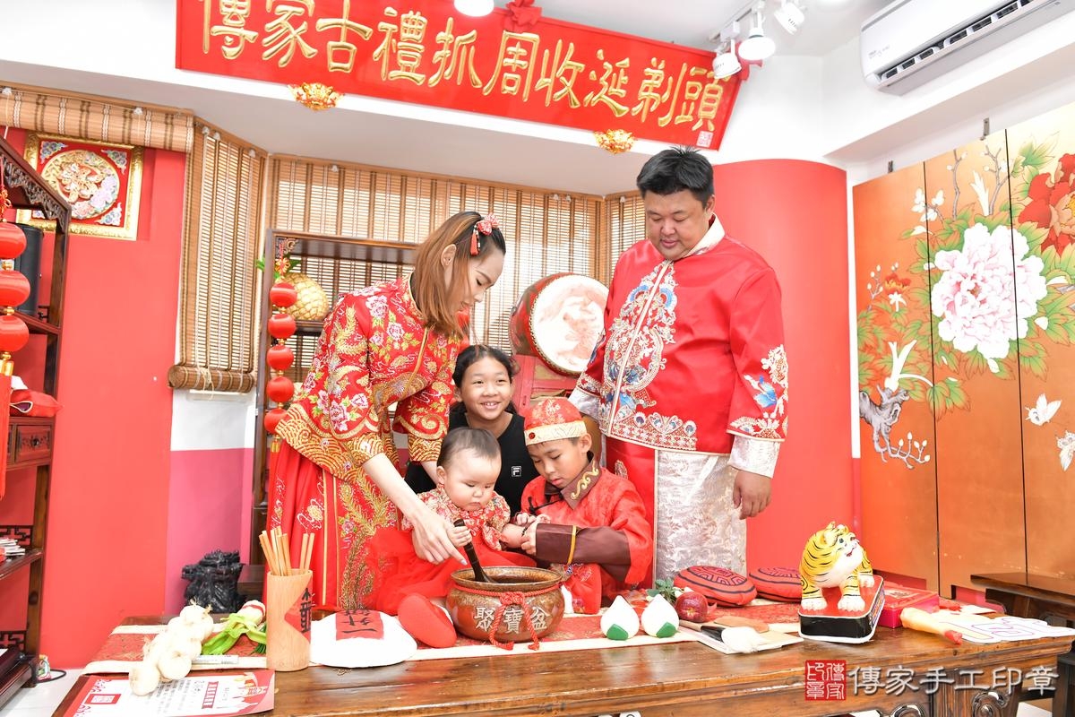 傳家手工印章高雄店、抓周、度晬、中國風會場、抓周道具物品、抓周證書、滿周歲、小羽寶寶、高雄市、拍照、生日快樂