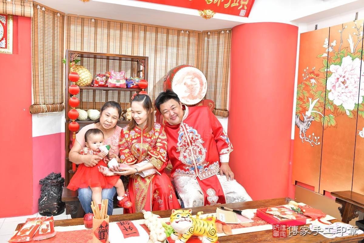 傳家手工印章高雄店、抓周、度晬、中國風會場、抓周道具物品、抓周證書、滿周歲、小羽寶寶、高雄市、拍照、生日快樂