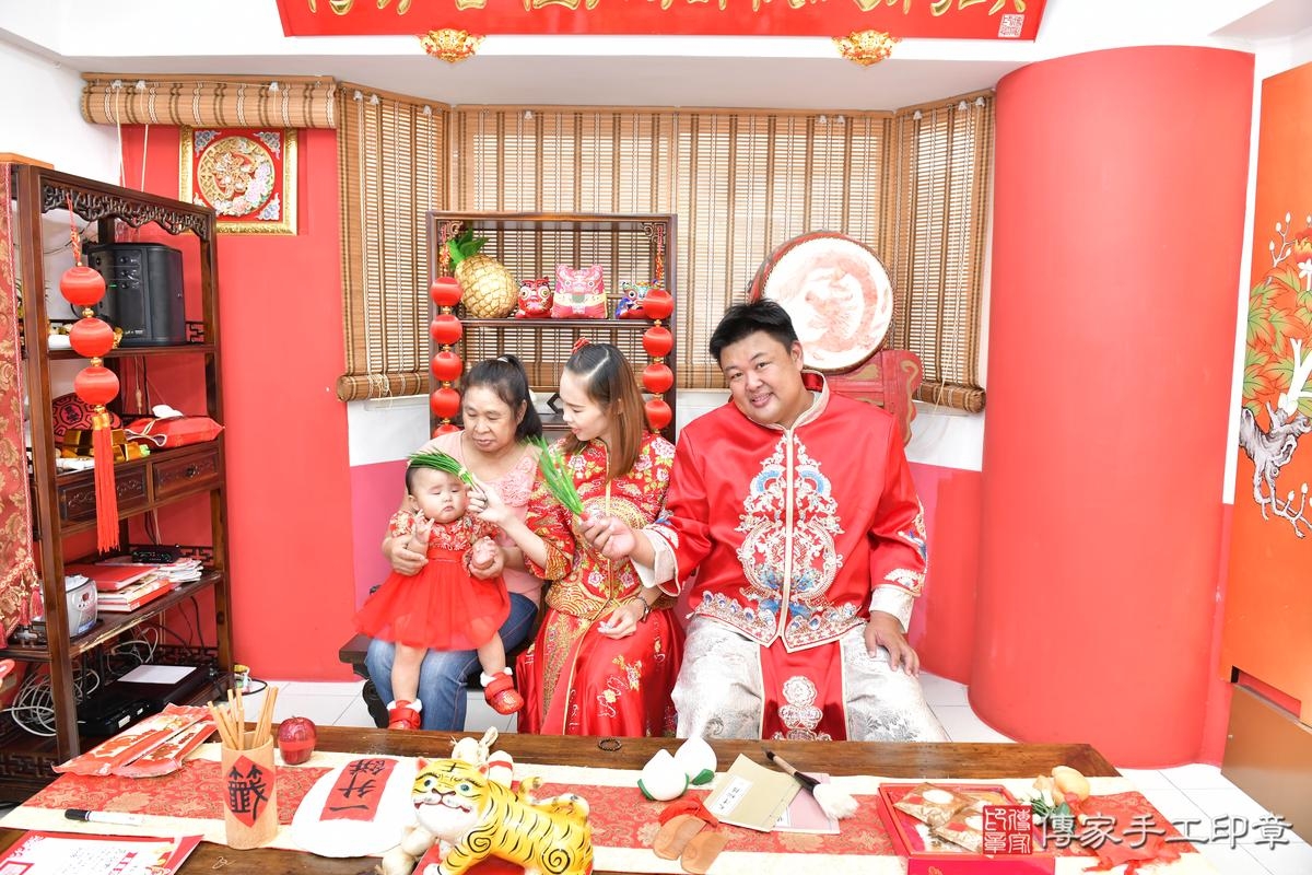 傳家手工印章高雄店、抓周、度晬、中國風會場、抓周道具物品、抓周證書、滿周歲、小羽寶寶、高雄市、拍照、生日快樂