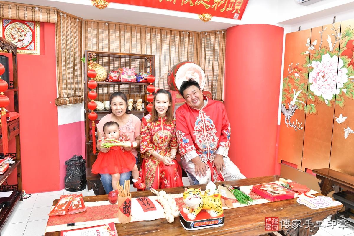 傳家手工印章高雄店、抓周、度晬、中國風會場、抓周道具物品、抓周證書、滿周歲、小羽寶寶、高雄市、拍照、生日快樂