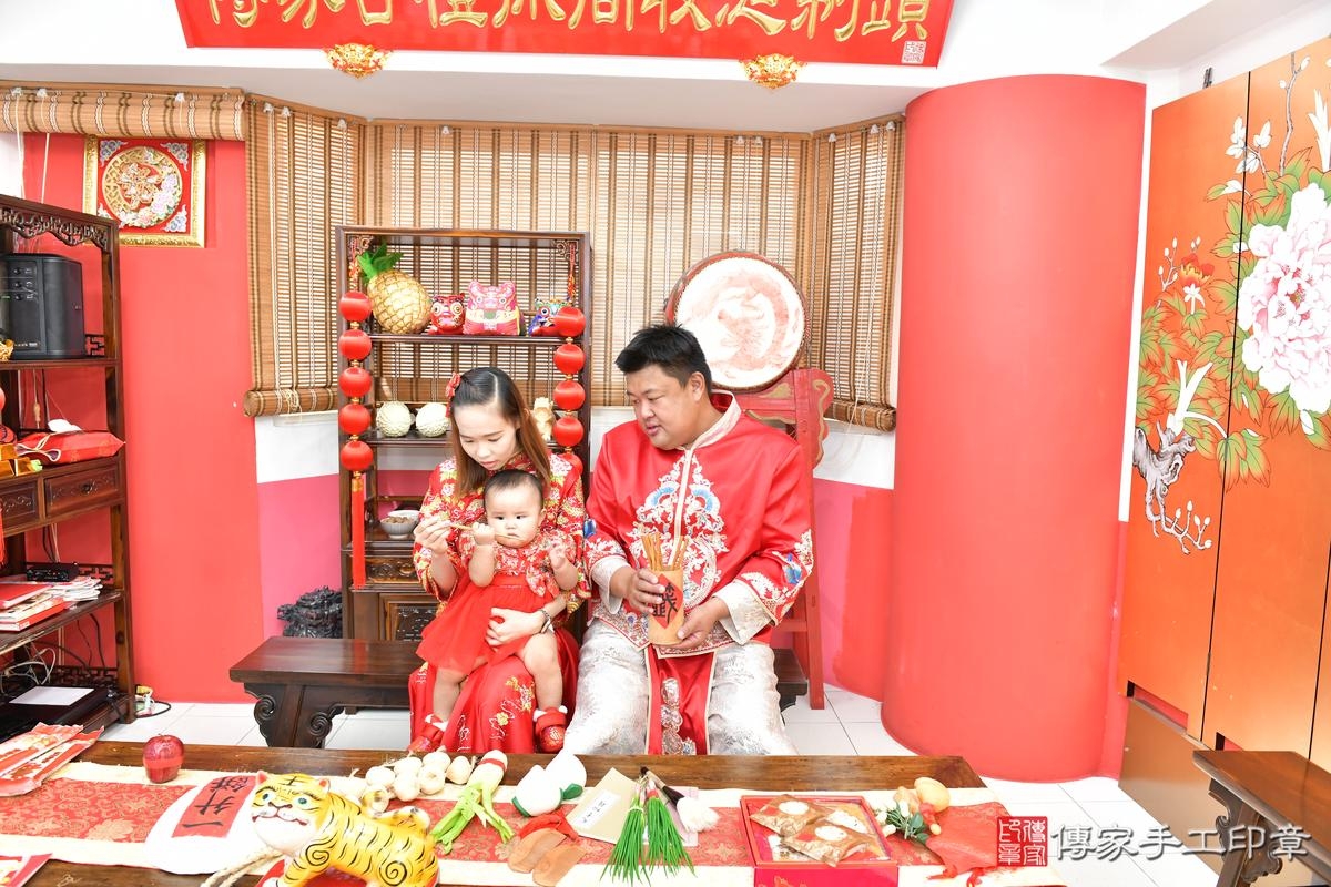 傳家手工印章高雄店、抓周、度晬、中國風會場、抓周道具物品、抓周證書、滿周歲、小羽寶寶、高雄市、拍照、生日快樂