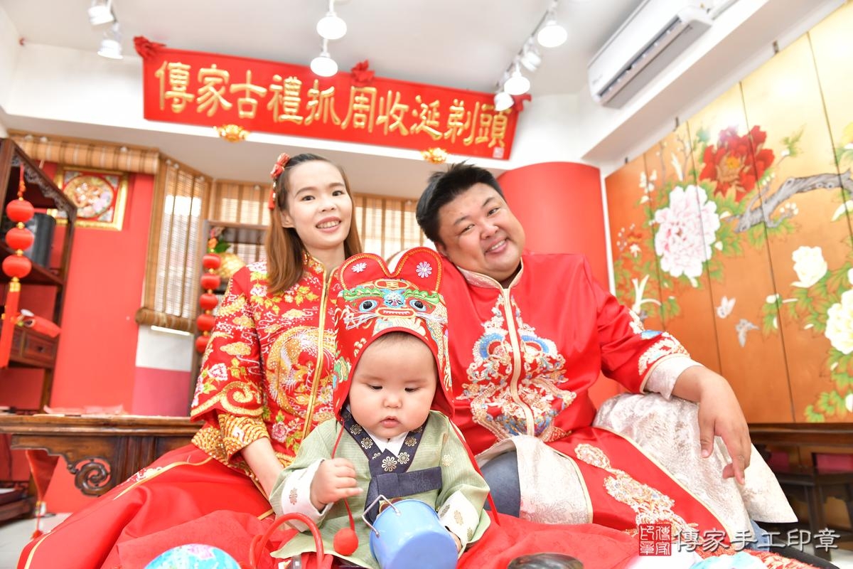 傳家手工印章高雄店、抓周、度晬、中國風會場、抓周道具物品、抓周證書、滿周歲、小羽寶寶、高雄市、拍照、生日快樂