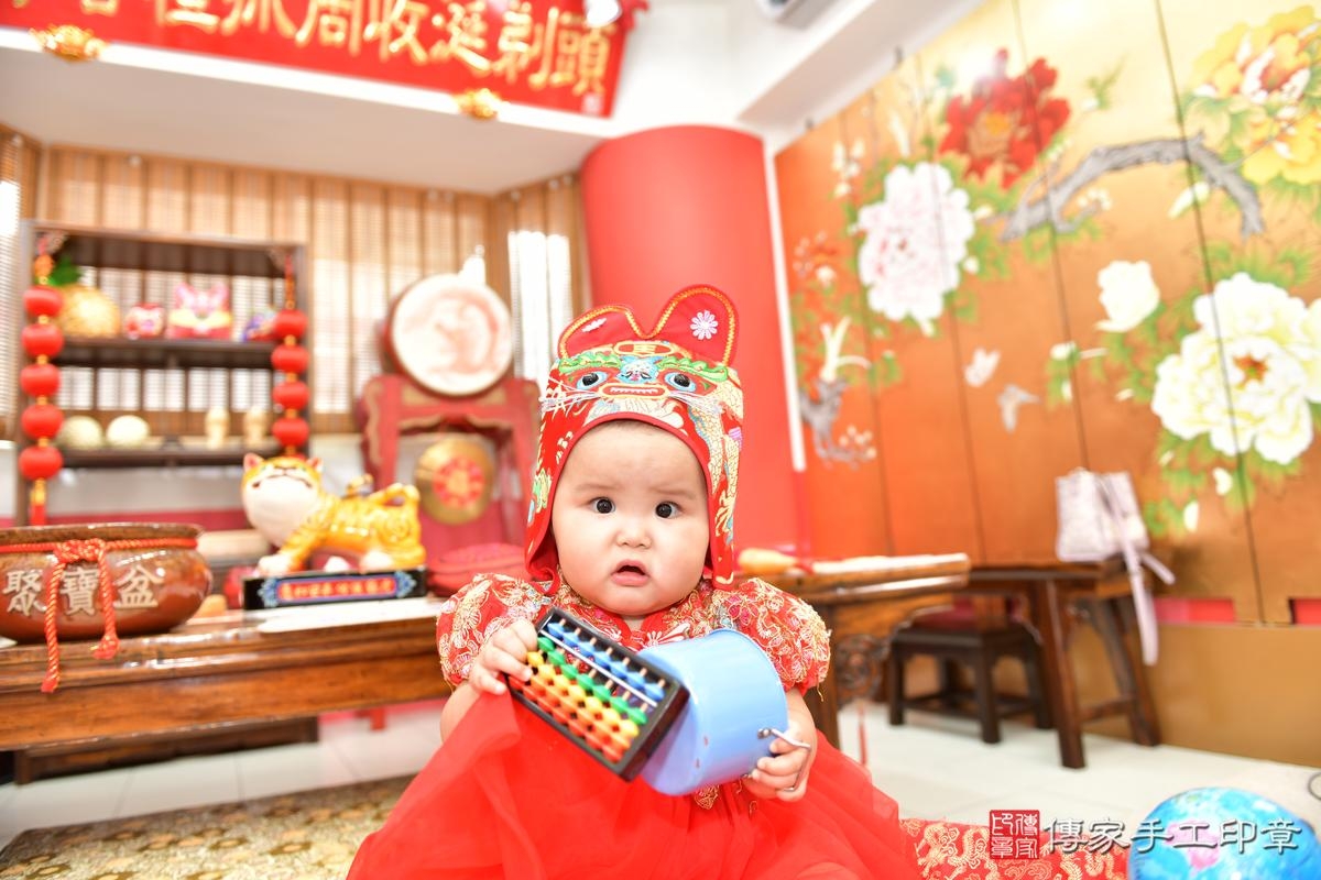 傳家手工印章高雄店、抓周、度晬、中國風會場、抓周道具物品、抓周證書、滿周歲、小羽寶寶、高雄市、拍照、生日快樂