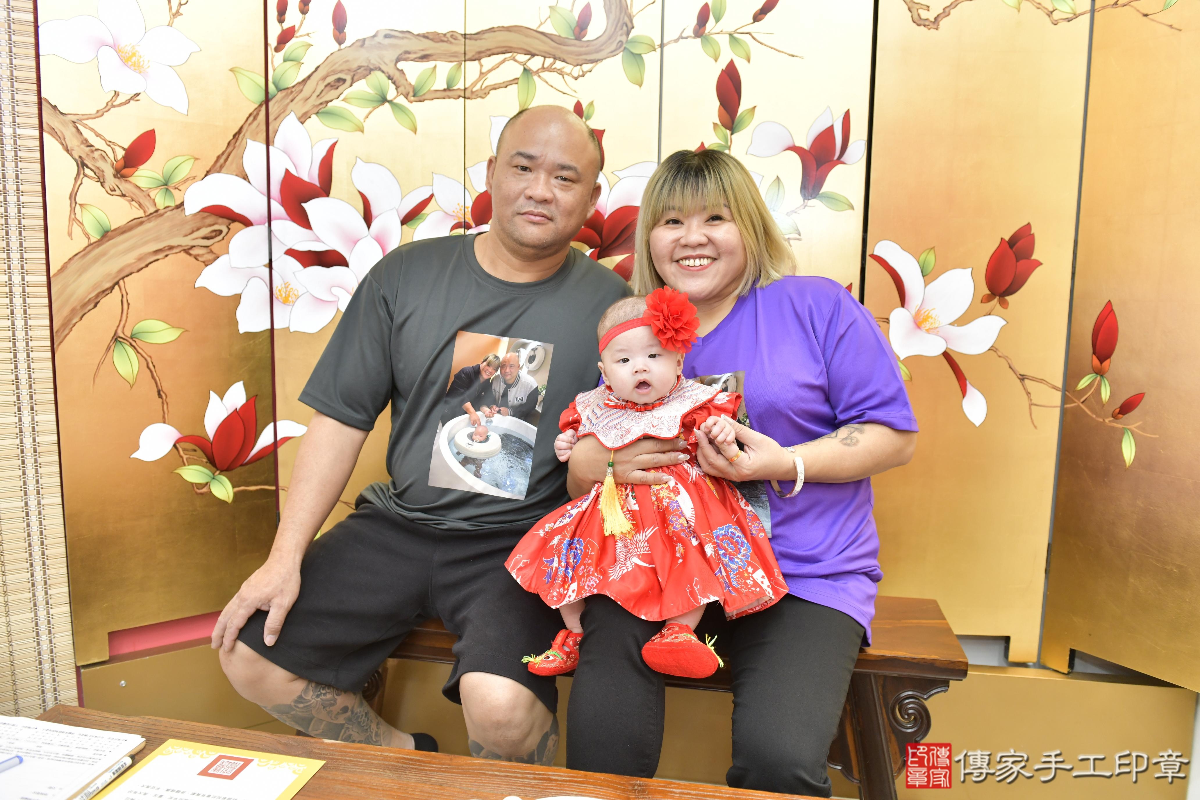 傳家手工印章新竹店、收涎、四個月、收涎餅、吉祥話、小瑜寶寶、新竹市、拍照、生日快樂