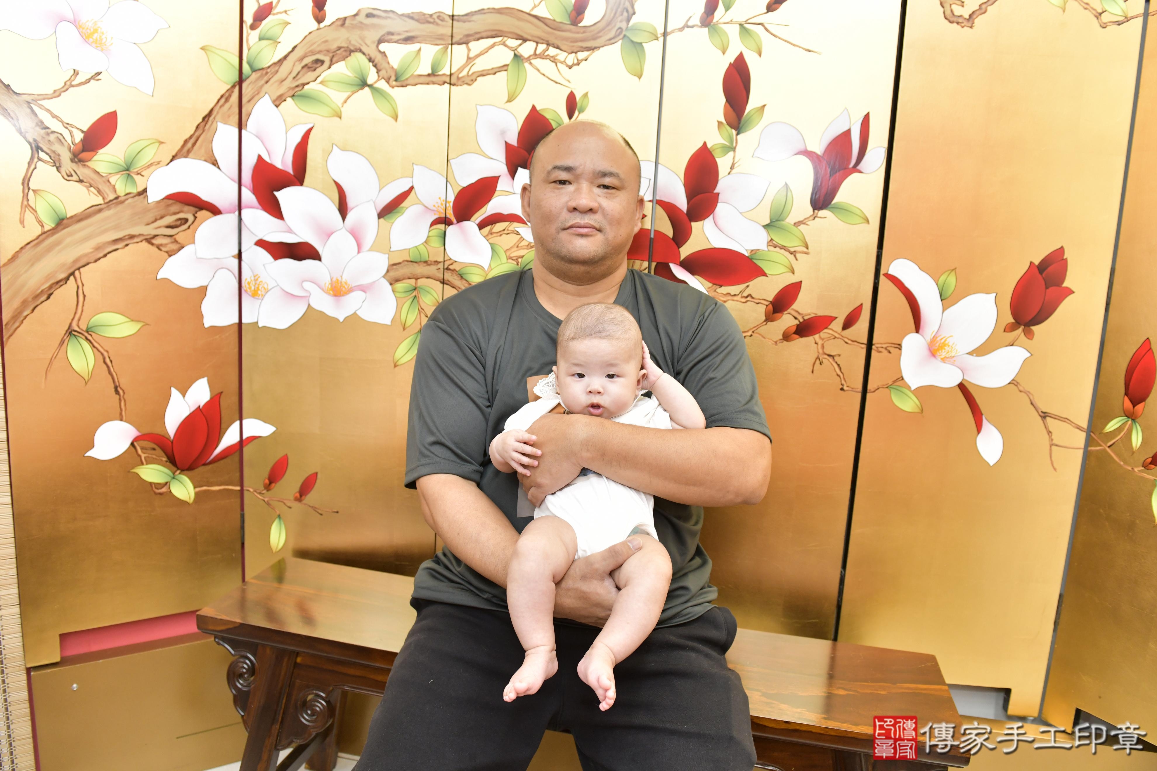 傳家手工印章新竹店、收涎、四個月、收涎餅、吉祥話、小瑜寶寶、新竹市、拍照、生日快樂