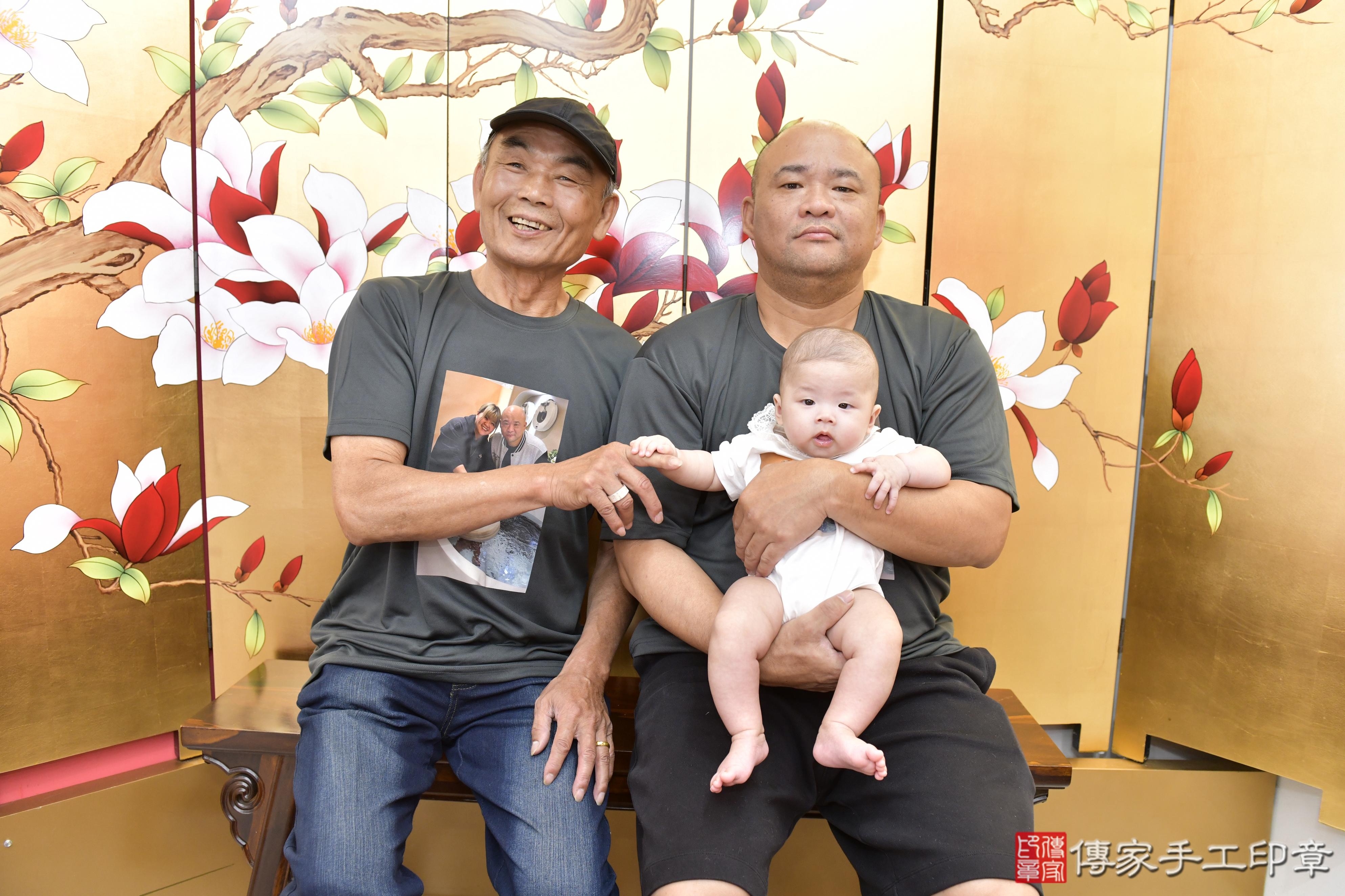 傳家手工印章新竹店、收涎、四個月、收涎餅、吉祥話、小瑜寶寶、新竹市、拍照、生日快樂