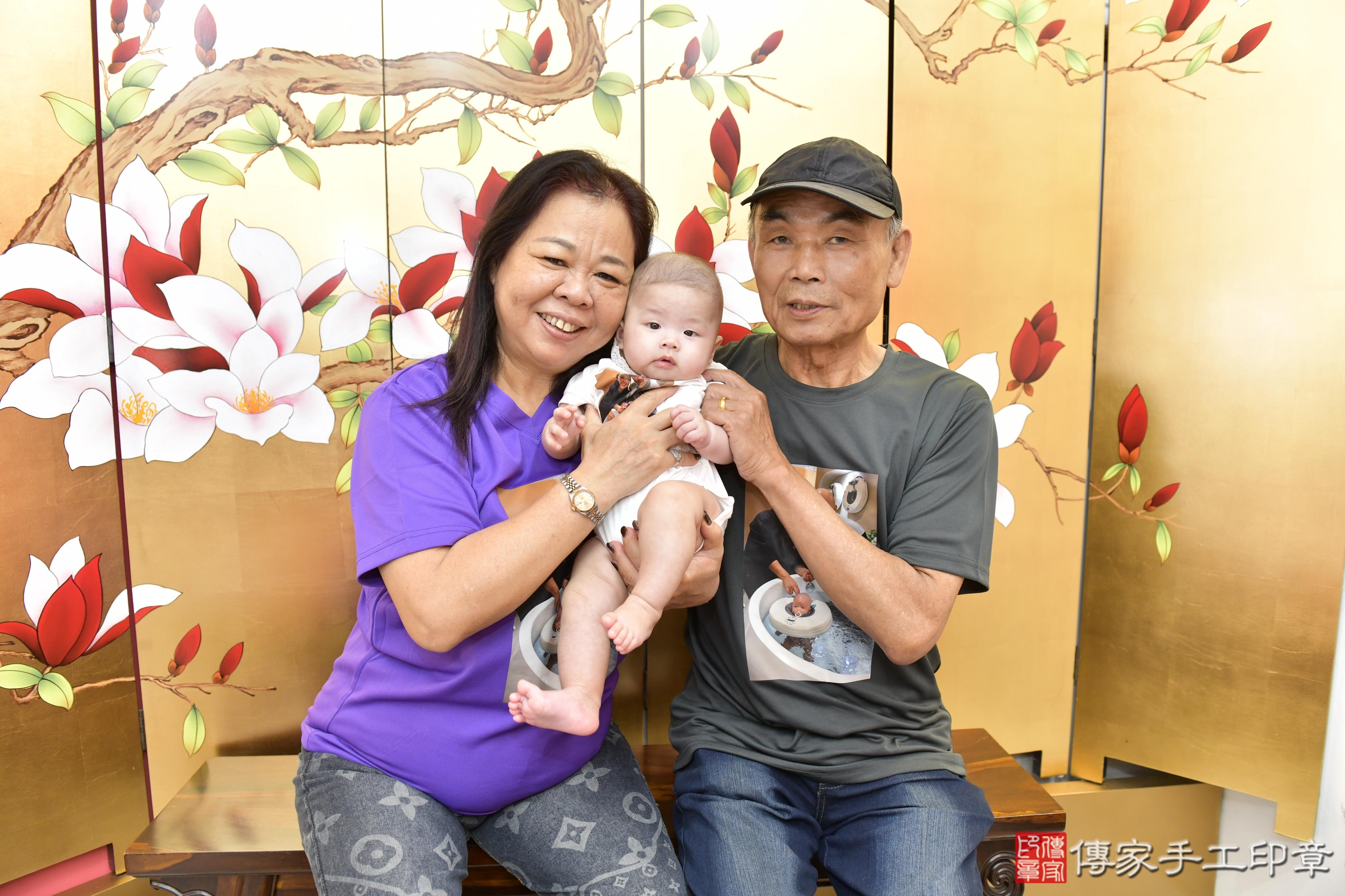 傳家手工印章新竹店、收涎、四個月、收涎餅、吉祥話、小瑜寶寶、新竹市、拍照、生日快樂