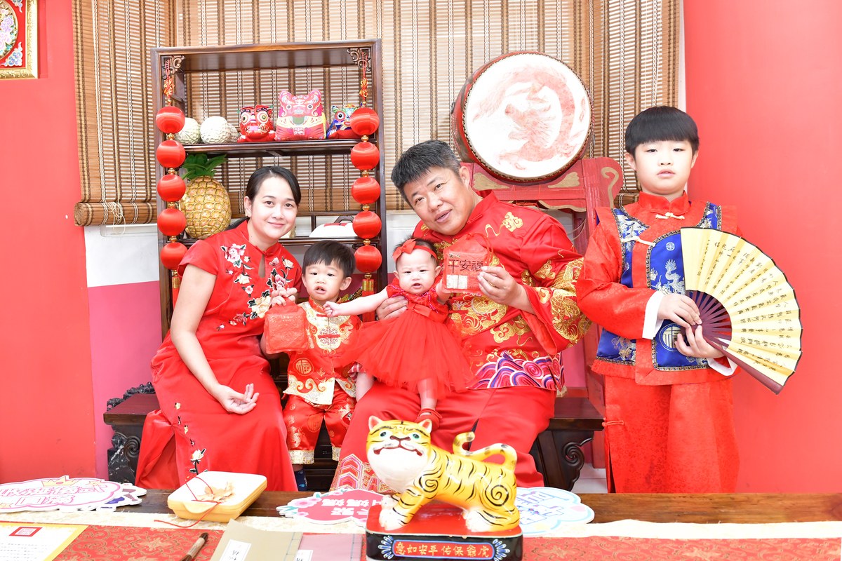 傳家手工印章高雄店、收涎、四個月、收涎餅、吉祥話、倪倪寶寶、高雄市、拍照、生日快樂
