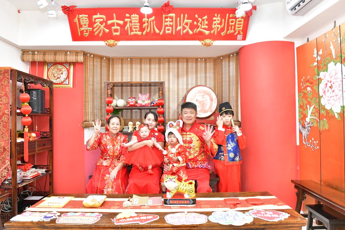 傳家手工印章高雄店、收涎、四個月、收涎餅、吉祥話、倪倪寶寶、高雄市、拍照、生日快樂