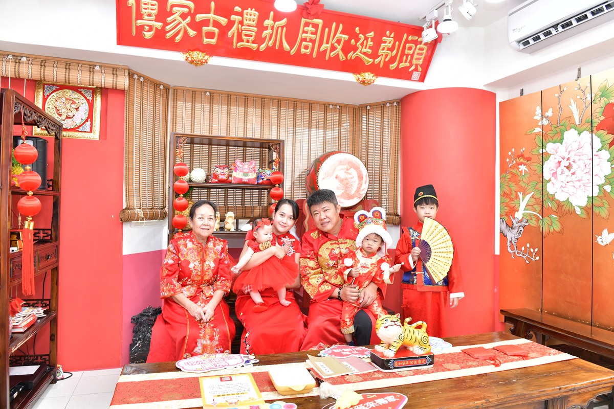 傳家手工印章高雄店、收涎、四個月、收涎餅、吉祥話、倪倪寶寶、高雄市、拍照、生日快樂