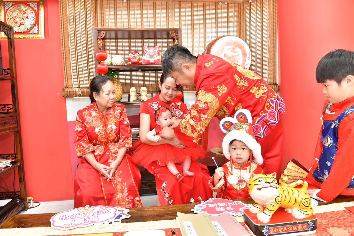 傳家手工印章高雄店、收涎、四個月、收涎餅、吉祥話、倪倪寶寶、高雄市、拍照、生日快樂
