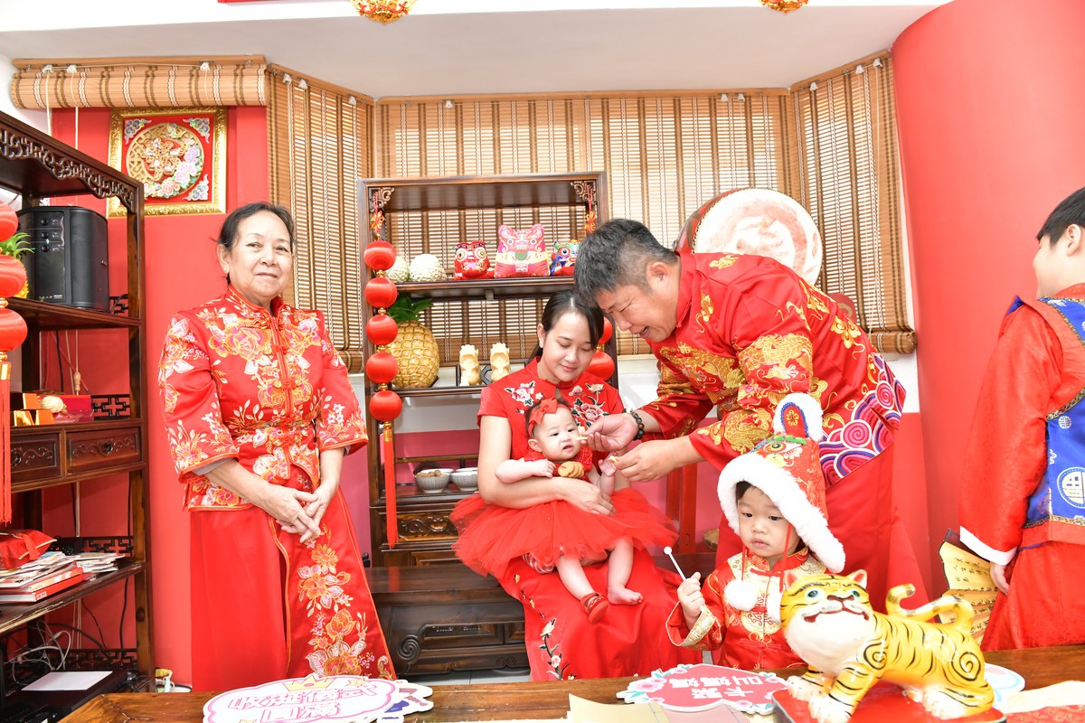 傳家手工印章高雄店、收涎、四個月、收涎餅、吉祥話、倪倪寶寶、高雄市、拍照、生日快樂