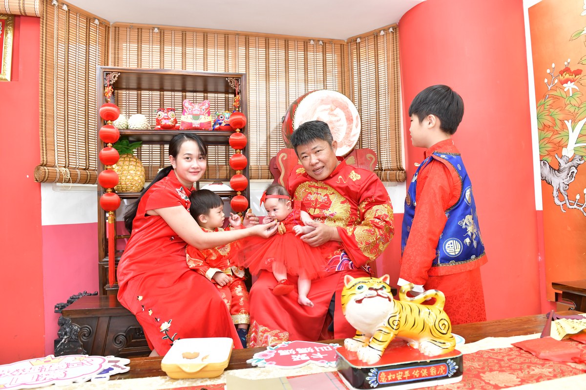 傳家手工印章高雄店、收涎、四個月、收涎餅、吉祥話、倪倪寶寶、高雄市、拍照、生日快樂