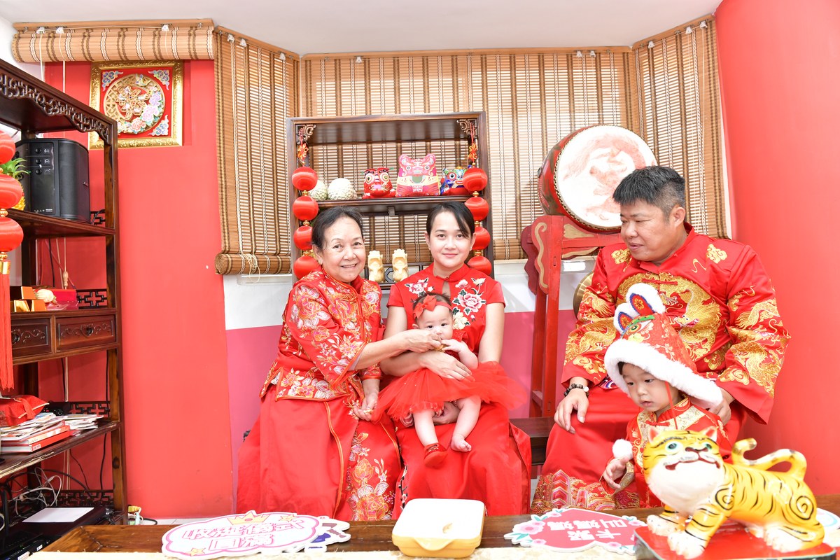 傳家手工印章高雄店、收涎、四個月、收涎餅、吉祥話、倪倪寶寶、高雄市、拍照、生日快樂