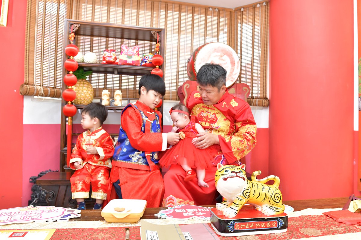 傳家手工印章高雄店、收涎、四個月、收涎餅、吉祥話、倪倪寶寶、高雄市、拍照、生日快樂