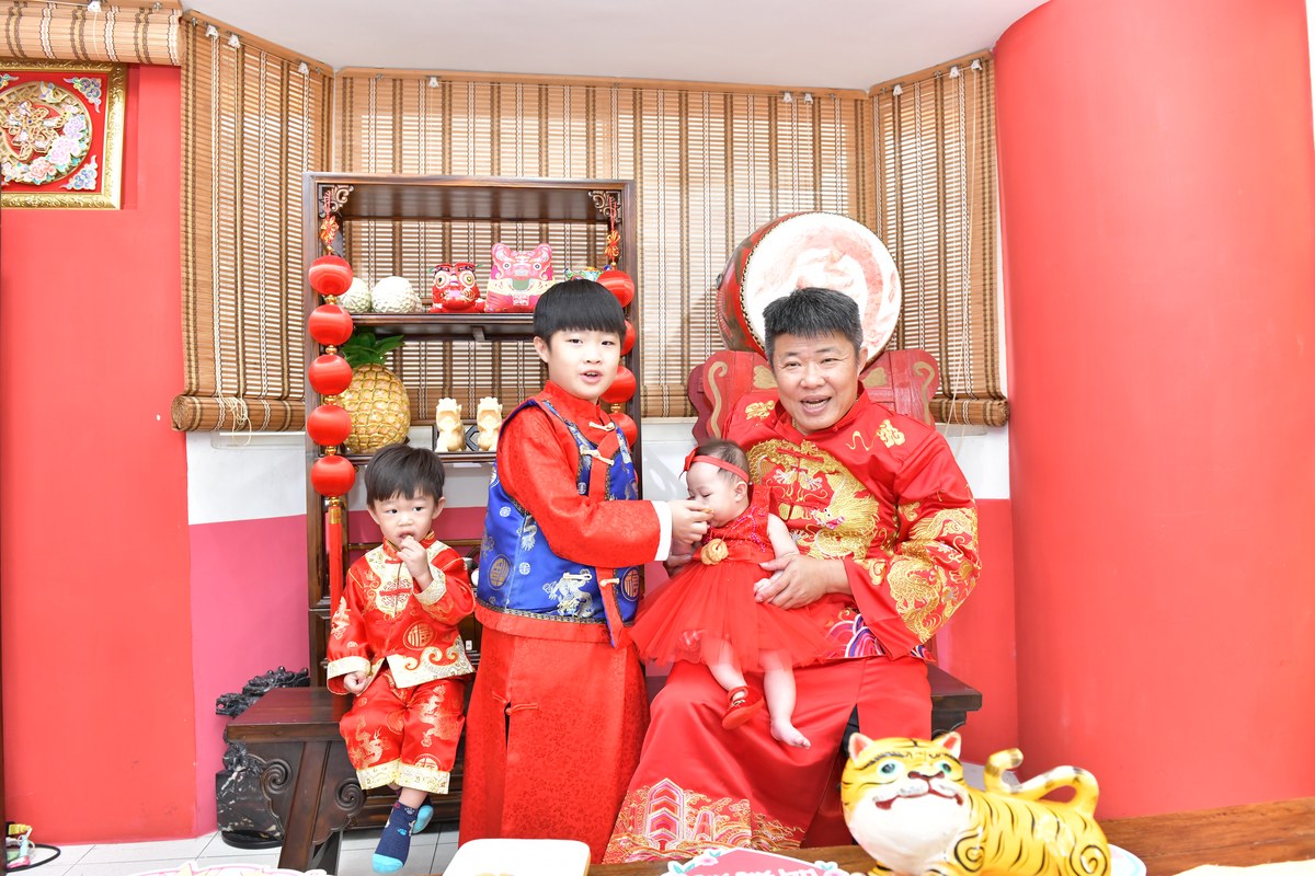 傳家手工印章高雄店、收涎、四個月、收涎餅、吉祥話、倪倪寶寶、高雄市、拍照、生日快樂
