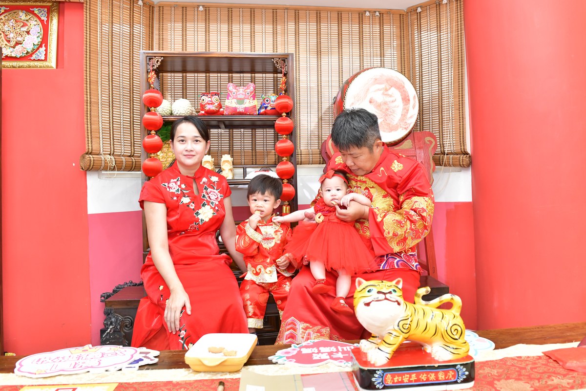 傳家手工印章高雄店、收涎、四個月、收涎餅、吉祥話、倪倪寶寶、高雄市、拍照、生日快樂
