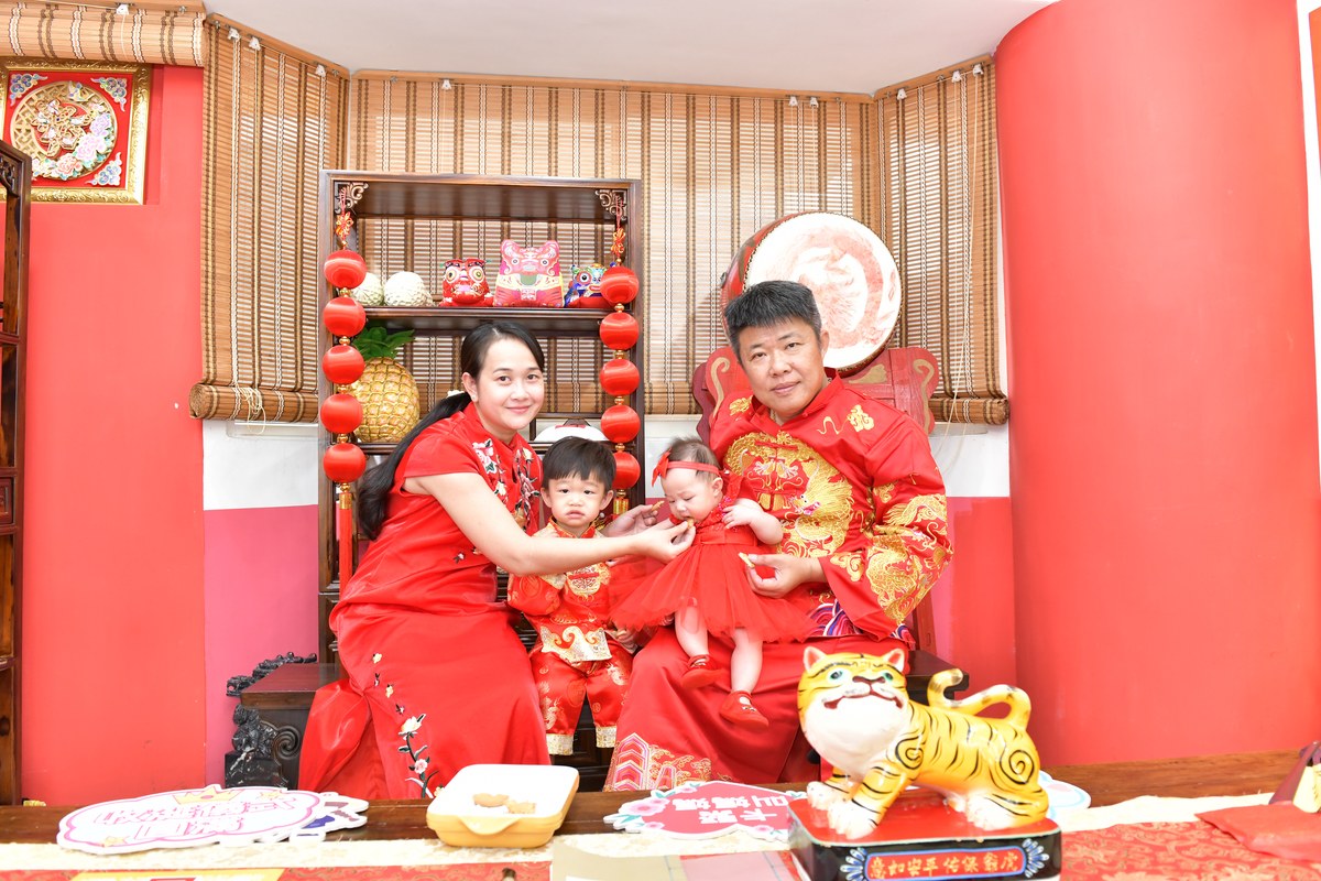 傳家手工印章高雄店、收涎、四個月、收涎餅、吉祥話、倪倪寶寶、高雄市、拍照、生日快樂