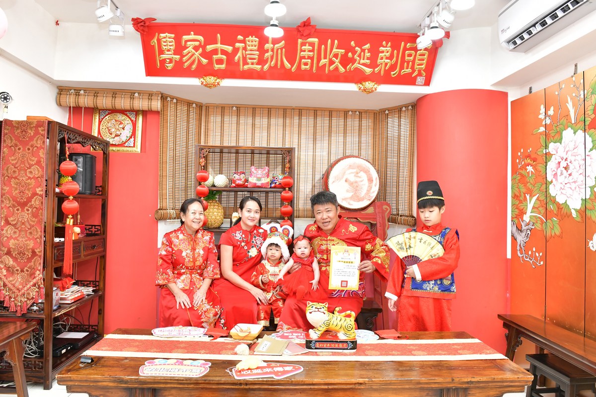傳家手工印章高雄店、收涎、四個月、收涎餅、吉祥話、倪倪寶寶、高雄市、拍照、生日快樂