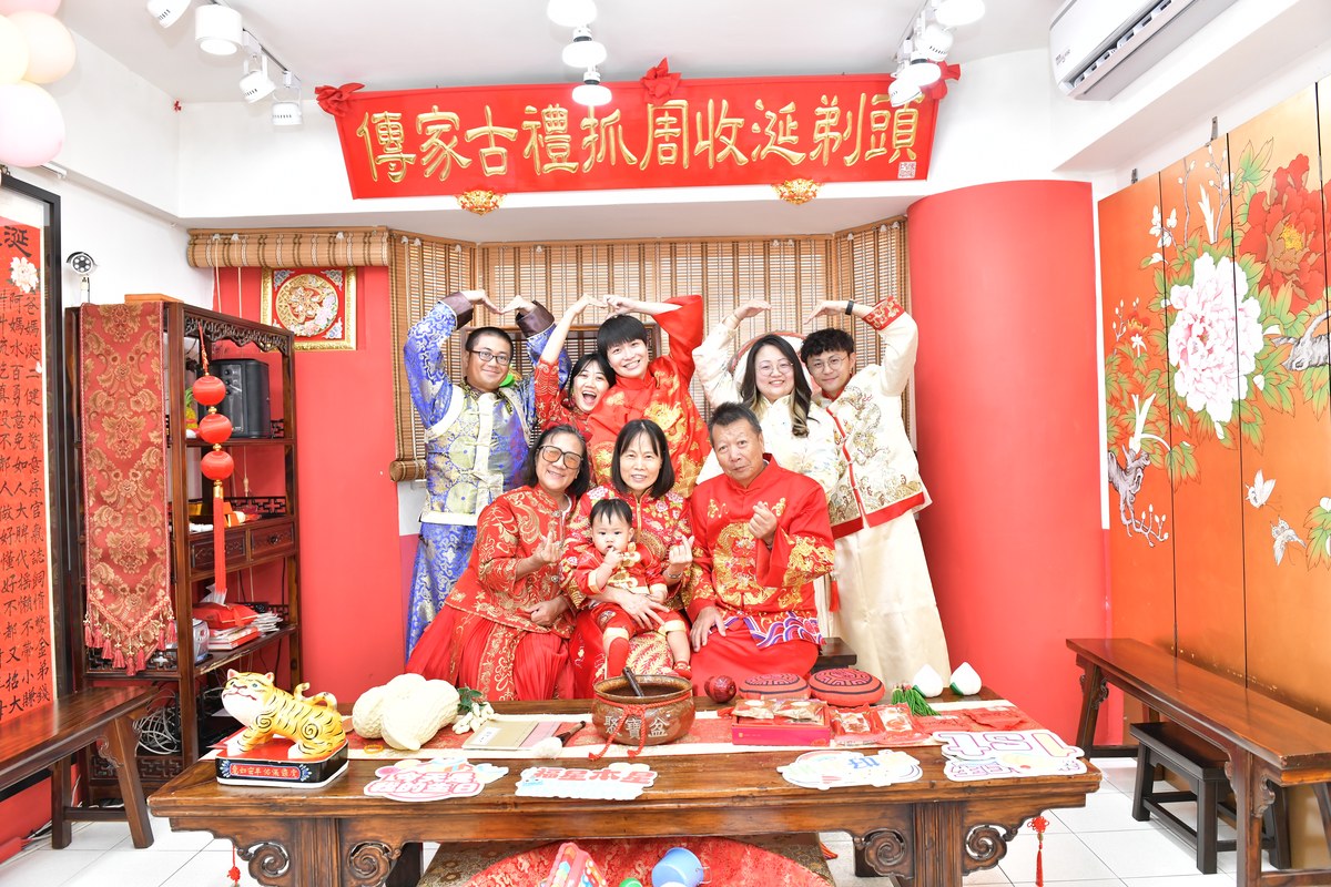 傳家手工印章高雄店、抓周、度晬、中國風會場、抓周道具物品、抓周證書、滿周歲、小桐寶寶、高雄市、拍照、生日快樂