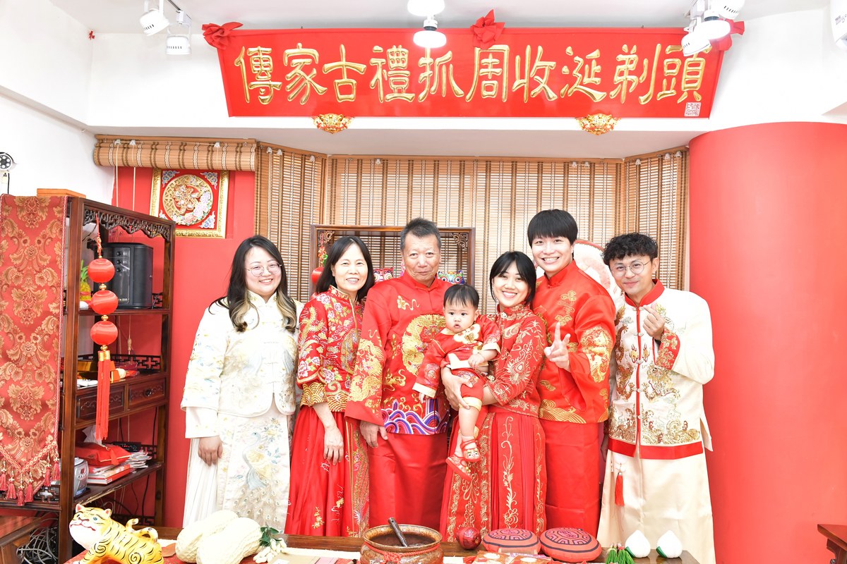 傳家手工印章高雄店、抓周、度晬、中國風會場、抓周道具物品、抓周證書、滿周歲、小桐寶寶、高雄市、拍照、生日快樂