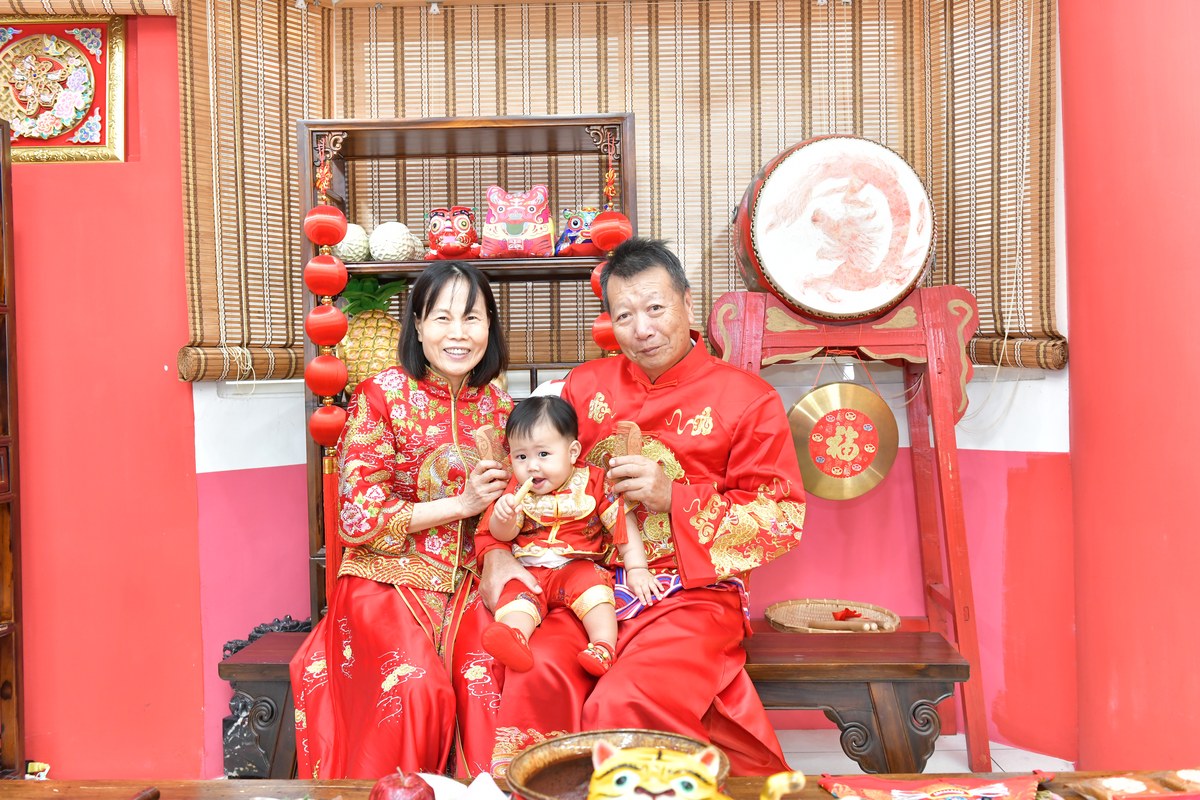 傳家手工印章高雄店、抓周、度晬、中國風會場、抓周道具物品、抓周證書、滿周歲、小桐寶寶、高雄市、拍照、生日快樂