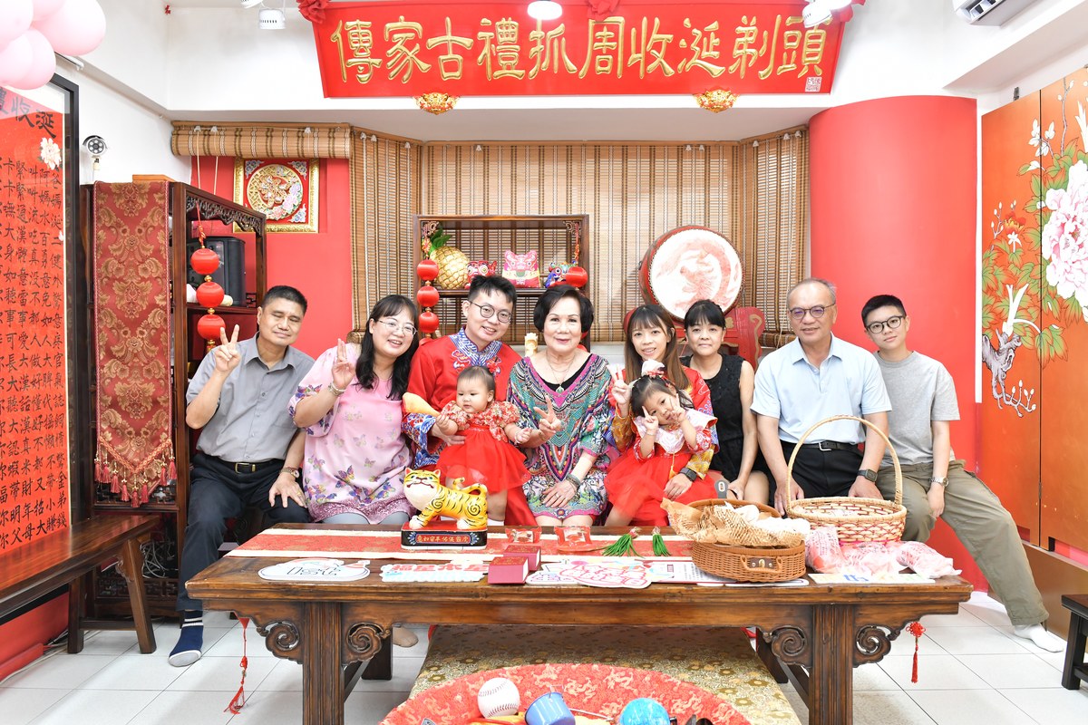 傳家手工印章高雄店、抓周、度晬、中國風會場、抓周道具物品、抓周證書、滿周歲、沄沄寶寶、高雄市、拍照、生日快樂