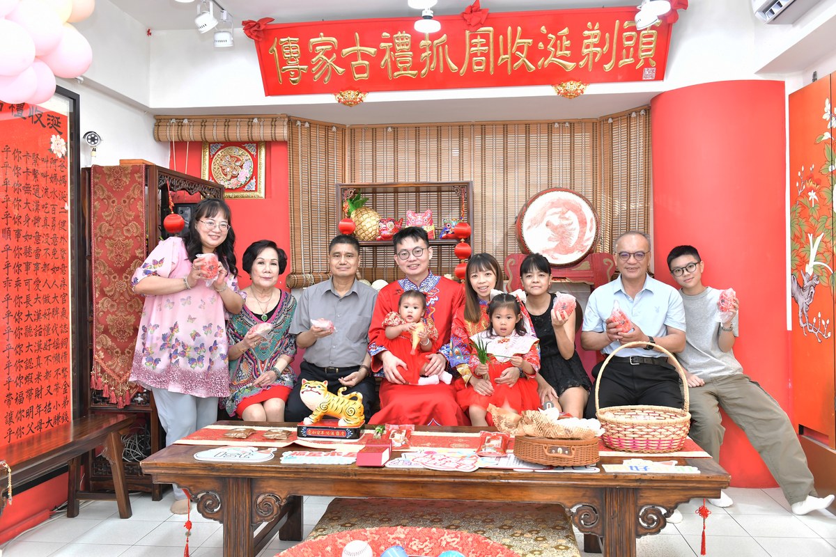 傳家手工印章高雄店、抓周、度晬、中國風會場、抓周道具物品、抓周證書、滿周歲、沄沄寶寶、高雄市、拍照、生日快樂