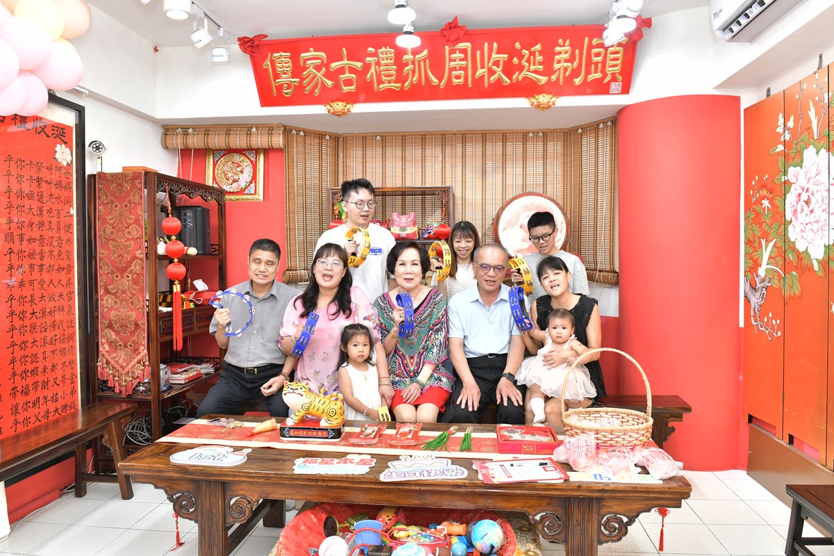 傳家手工印章高雄店、抓周、度晬、中國風會場、抓周道具物品、抓周證書、滿周歲、沄沄寶寶、高雄市、拍照、生日快樂
