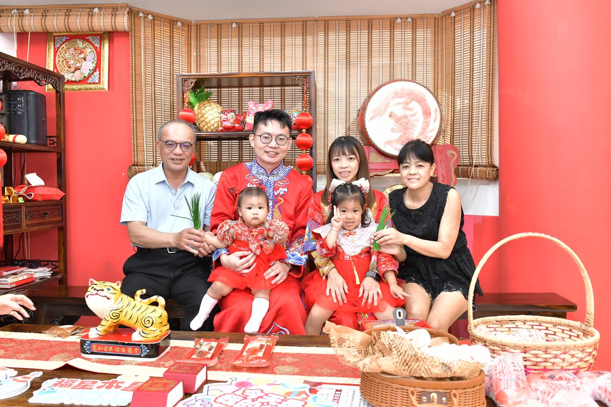 傳家手工印章高雄店、抓周、度晬、中國風會場、抓周道具物品、抓周證書、滿周歲、沄沄寶寶、高雄市、拍照、生日快樂