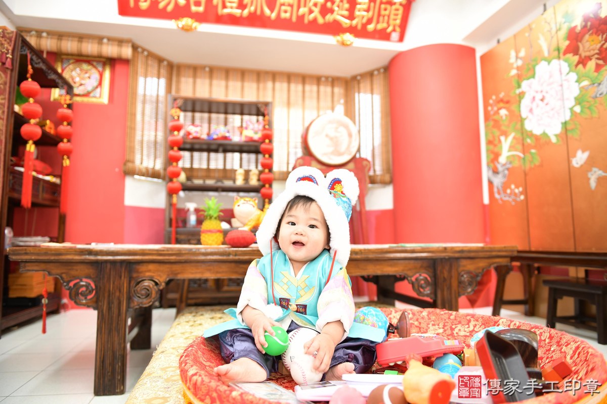 傳家手工印章高雄店、抓周、度晬、中國風會場、抓周道具物品、抓周證書、滿周歲、隆隆寶寶、高雄市、拍照、生日快樂
