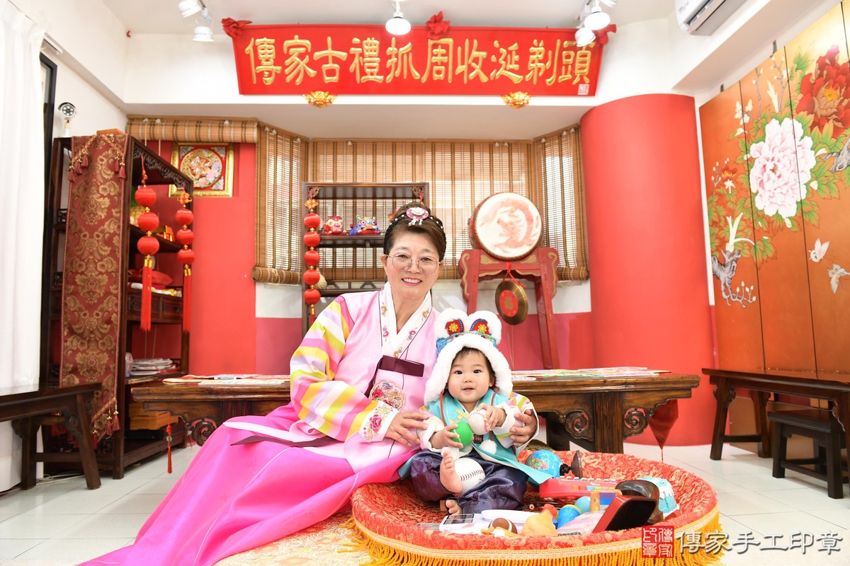 傳家手工印章高雄店、抓周、度晬、中國風會場、抓周道具物品、抓周證書、滿周歲、隆隆寶寶、高雄市、拍照、生日快樂