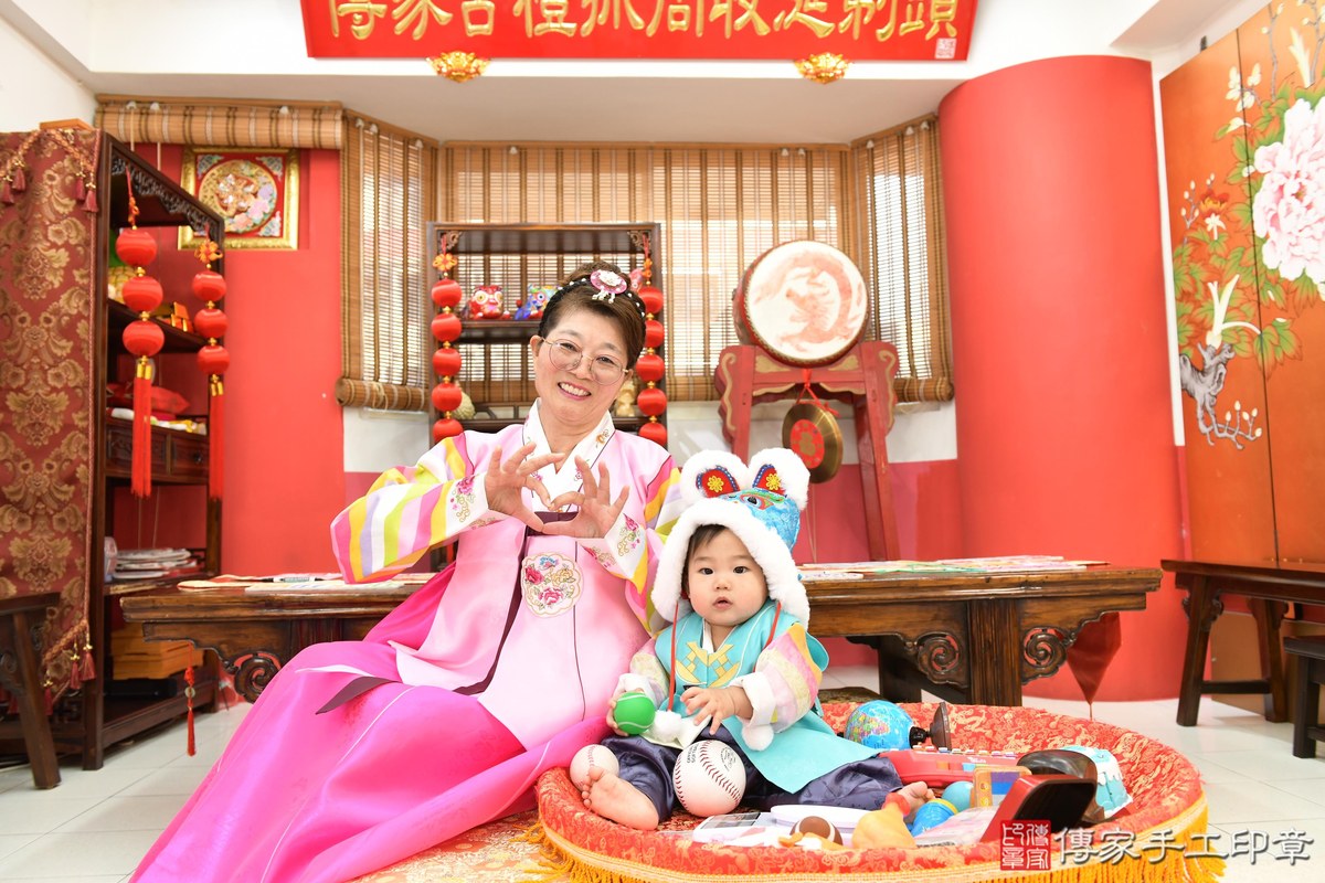 傳家手工印章高雄店、抓周、度晬、中國風會場、抓周道具物品、抓周證書、滿周歲、隆隆寶寶、高雄市、拍照、生日快樂