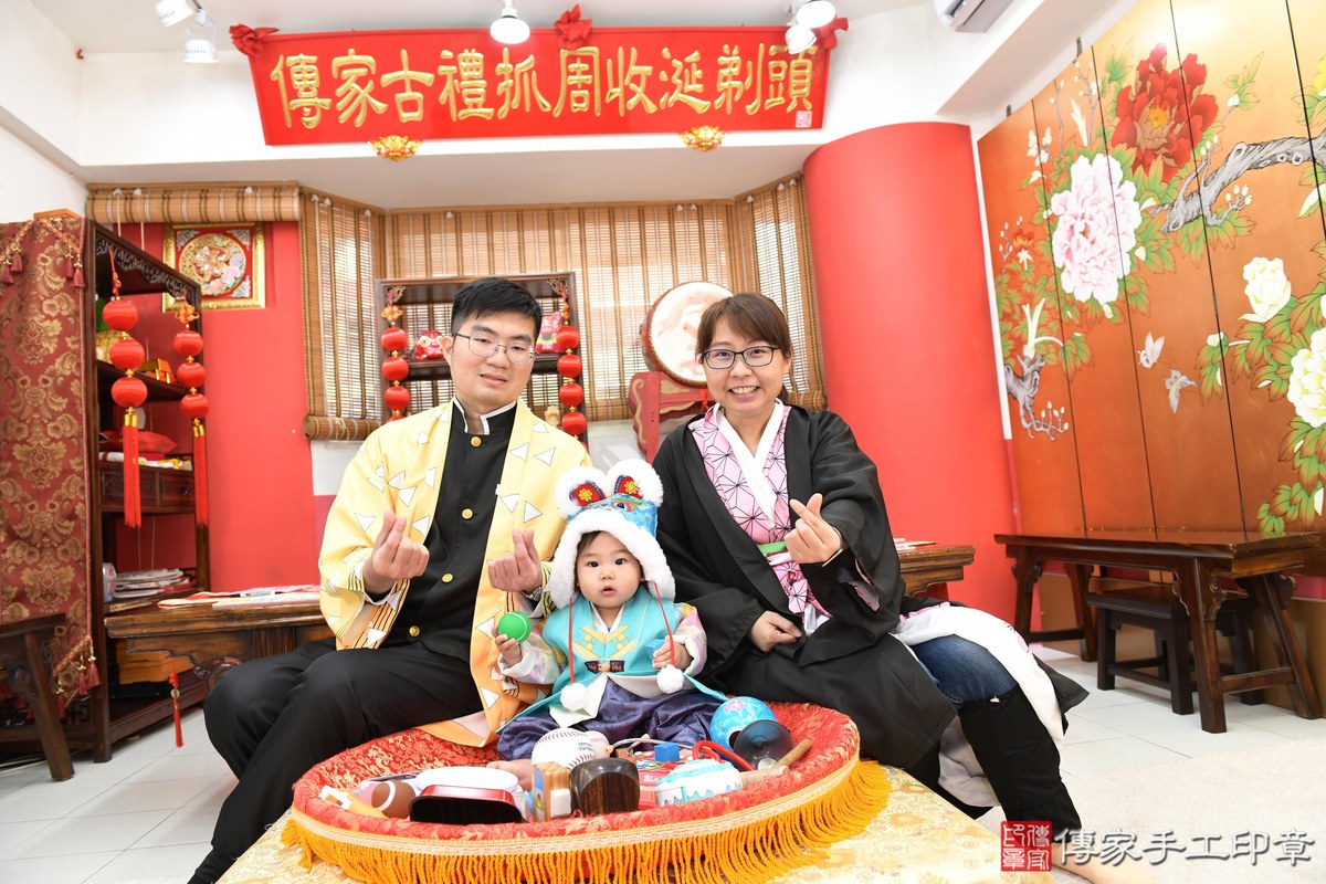 傳家手工印章高雄店、抓周、度晬、中國風會場、抓周道具物品、抓周證書、滿周歲、隆隆寶寶、高雄市、拍照、生日快樂