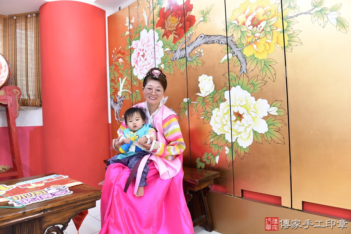 傳家手工印章高雄店、抓周、度晬、中國風會場、抓周道具物品、抓周證書、滿周歲、隆隆寶寶、高雄市、拍照、生日快樂