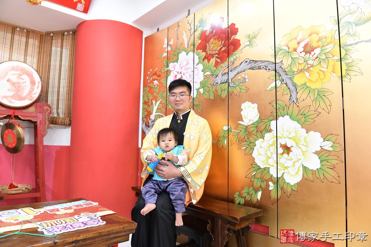 傳家手工印章高雄店、抓周、度晬、中國風會場、抓周道具物品、抓周證書、滿周歲、隆隆寶寶、高雄市、拍照、生日快樂