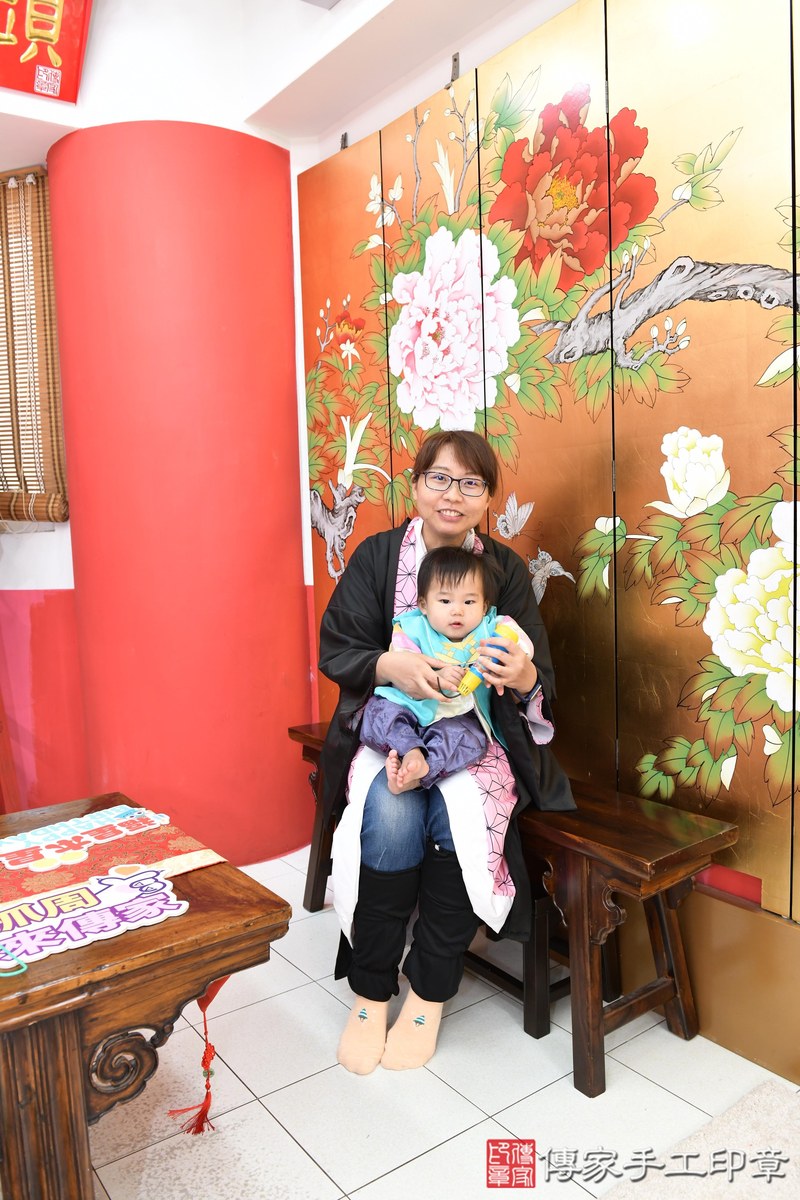 傳家手工印章高雄店、抓周、度晬、中國風會場、抓周道具物品、抓周證書、滿周歲、隆隆寶寶、高雄市、拍照、生日快樂