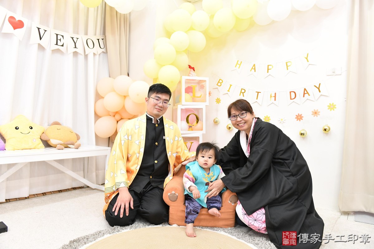 傳家手工印章高雄店、抓周、度晬、中國風會場、抓周道具物品、抓周證書、滿周歲、隆隆寶寶、高雄市、拍照、生日快樂