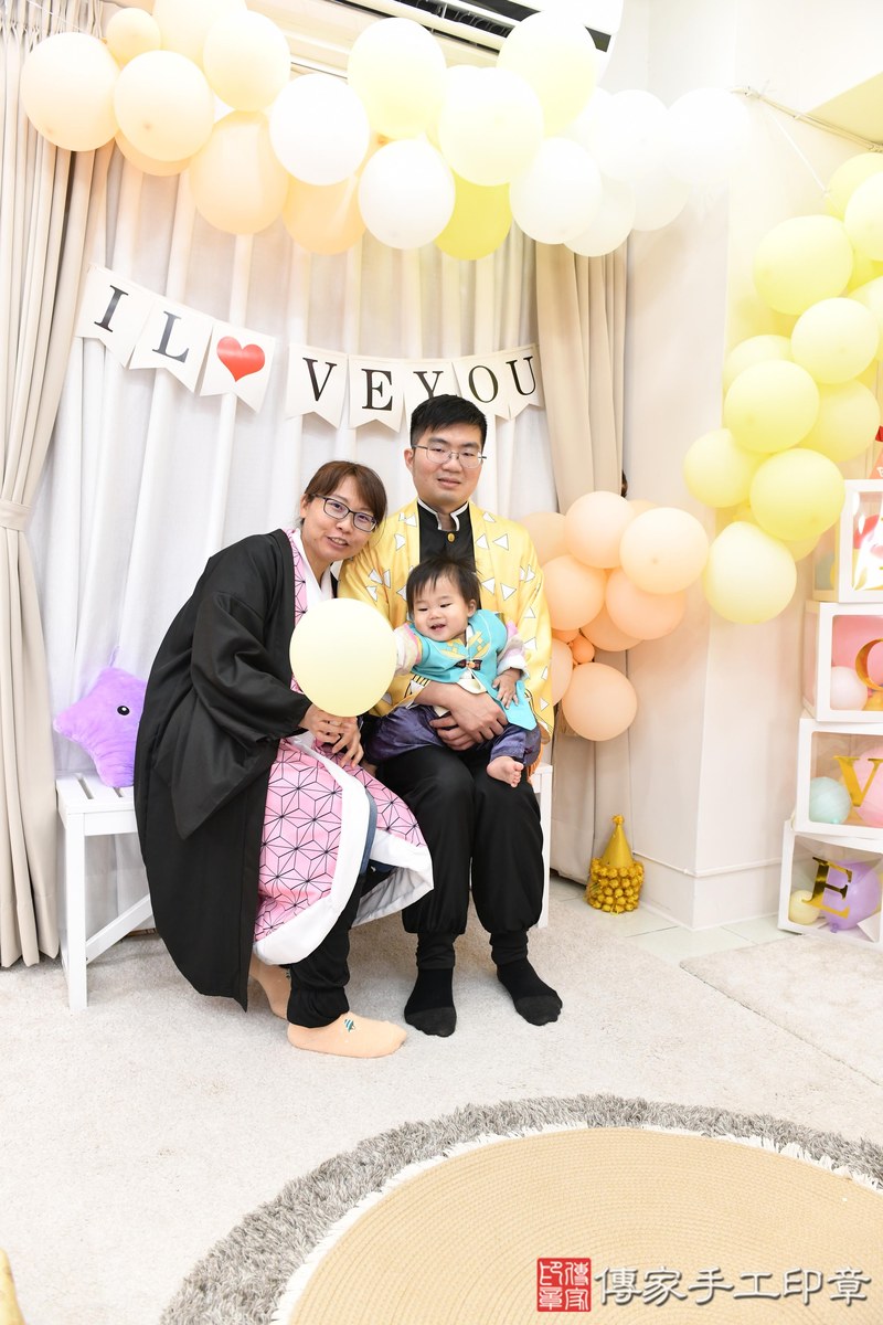 傳家手工印章高雄店、抓周、度晬、中國風會場、抓周道具物品、抓周證書、滿周歲、隆隆寶寶、高雄市、拍照、生日快樂