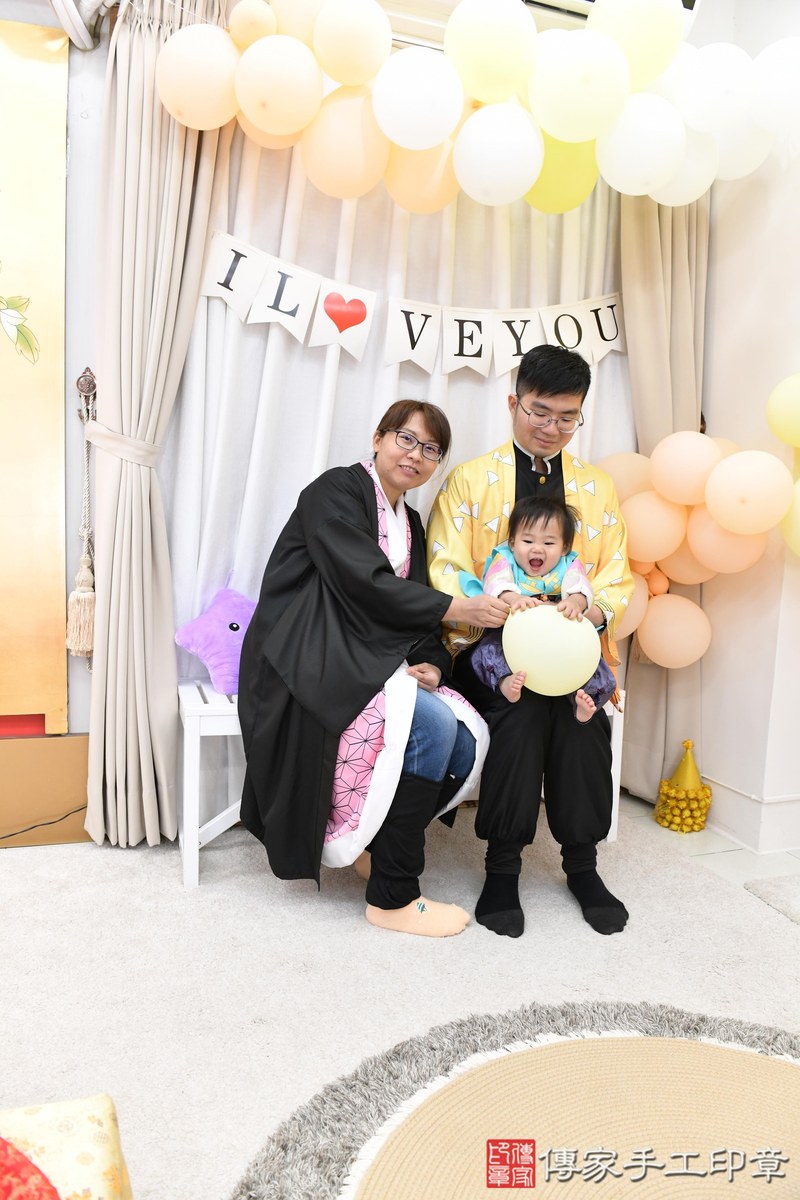 傳家手工印章高雄店、抓周、度晬、中國風會場、抓周道具物品、抓周證書、滿周歲、隆隆寶寶、高雄市、拍照、生日快樂