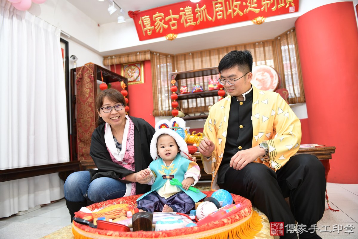 傳家手工印章高雄店、抓周、度晬、中國風會場、抓周道具物品、抓周證書、滿周歲、隆隆寶寶、高雄市、拍照、生日快樂