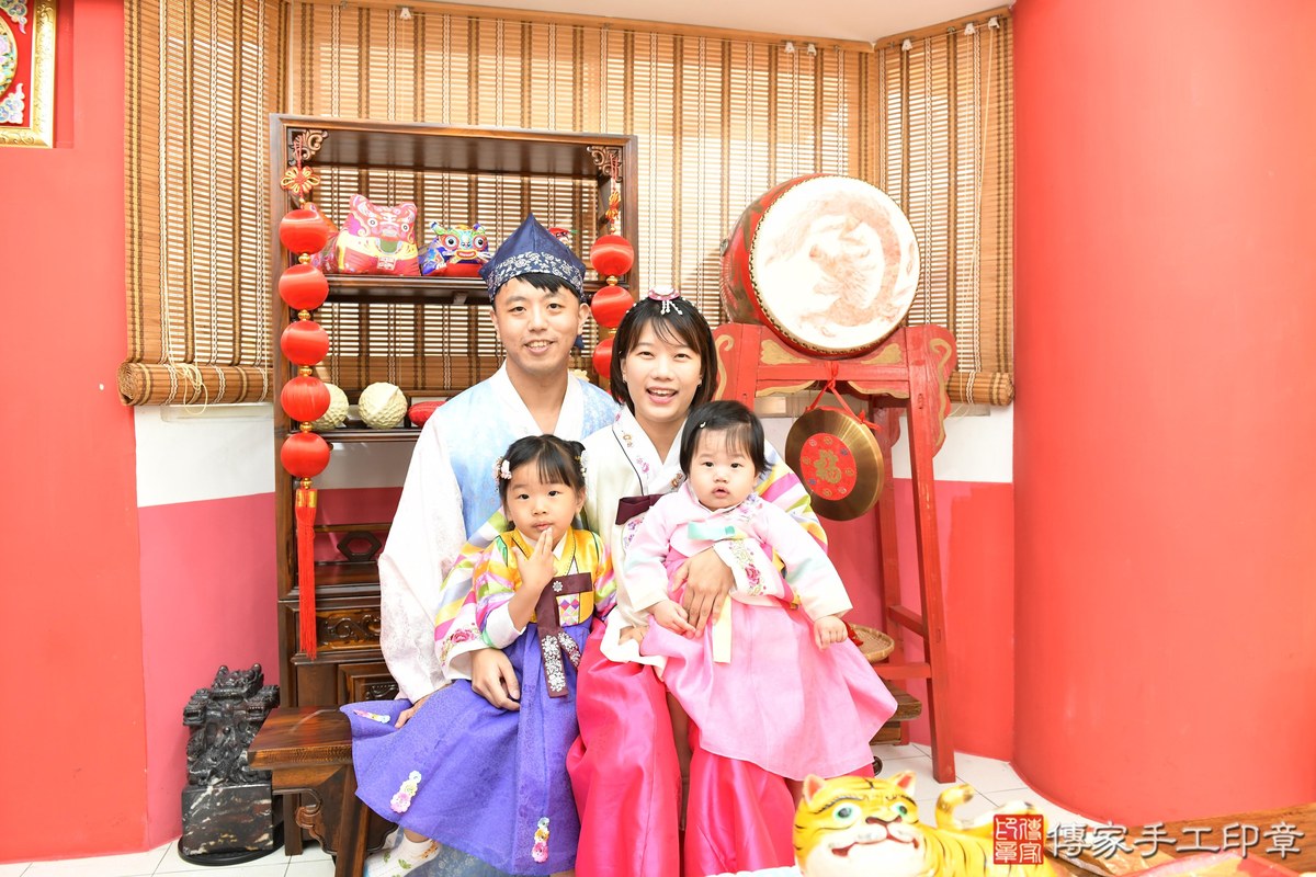 傳家手工印章高雄店、抓周、度晬、中國風會場、抓周道具物品、抓周證書、滿周歲、小桔寶寶、高雄市、拍照、生日快樂