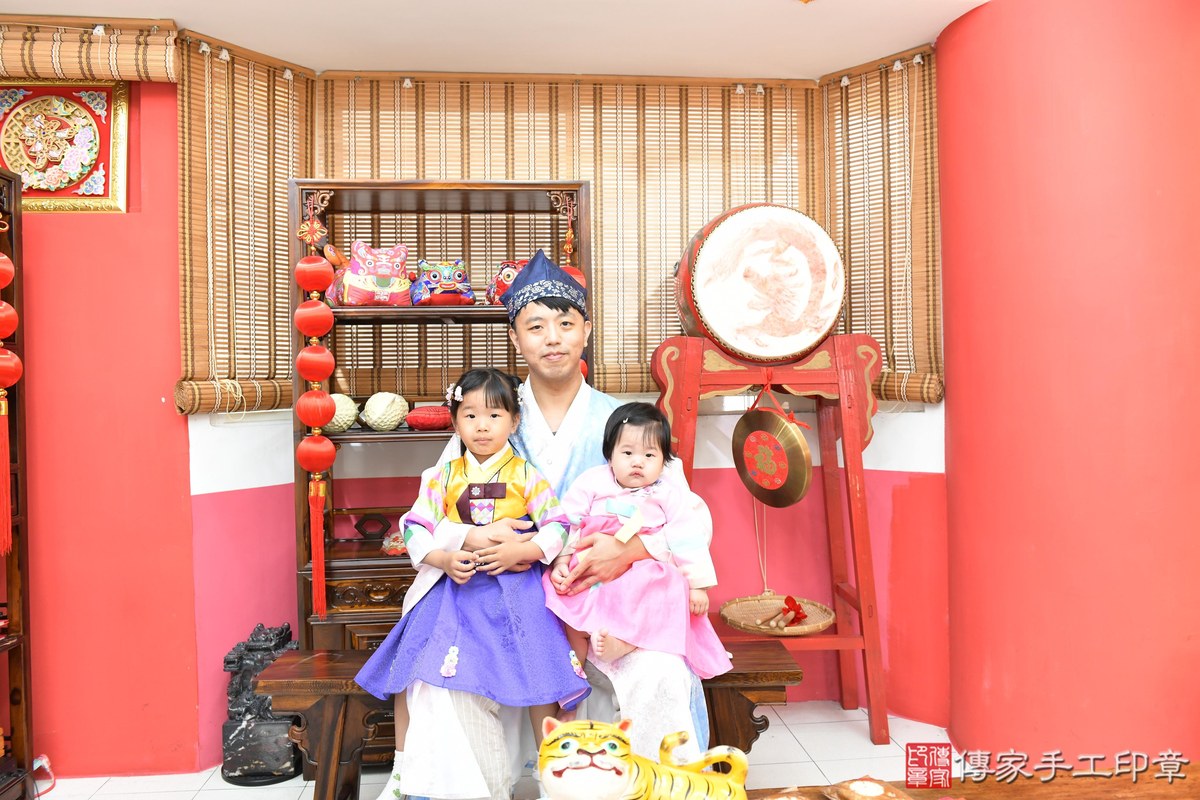 傳家手工印章高雄店、抓周、度晬、中國風會場、抓周道具物品、抓周證書、滿周歲、小桔寶寶、高雄市、拍照、生日快樂