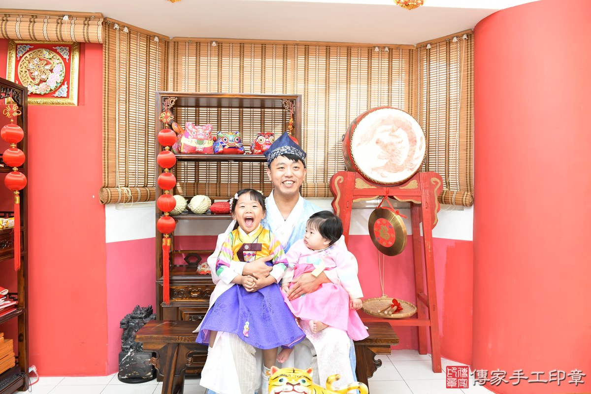 傳家手工印章高雄店、抓周、度晬、中國風會場、抓周道具物品、抓周證書、滿周歲、小桔寶寶、高雄市、拍照、生日快樂