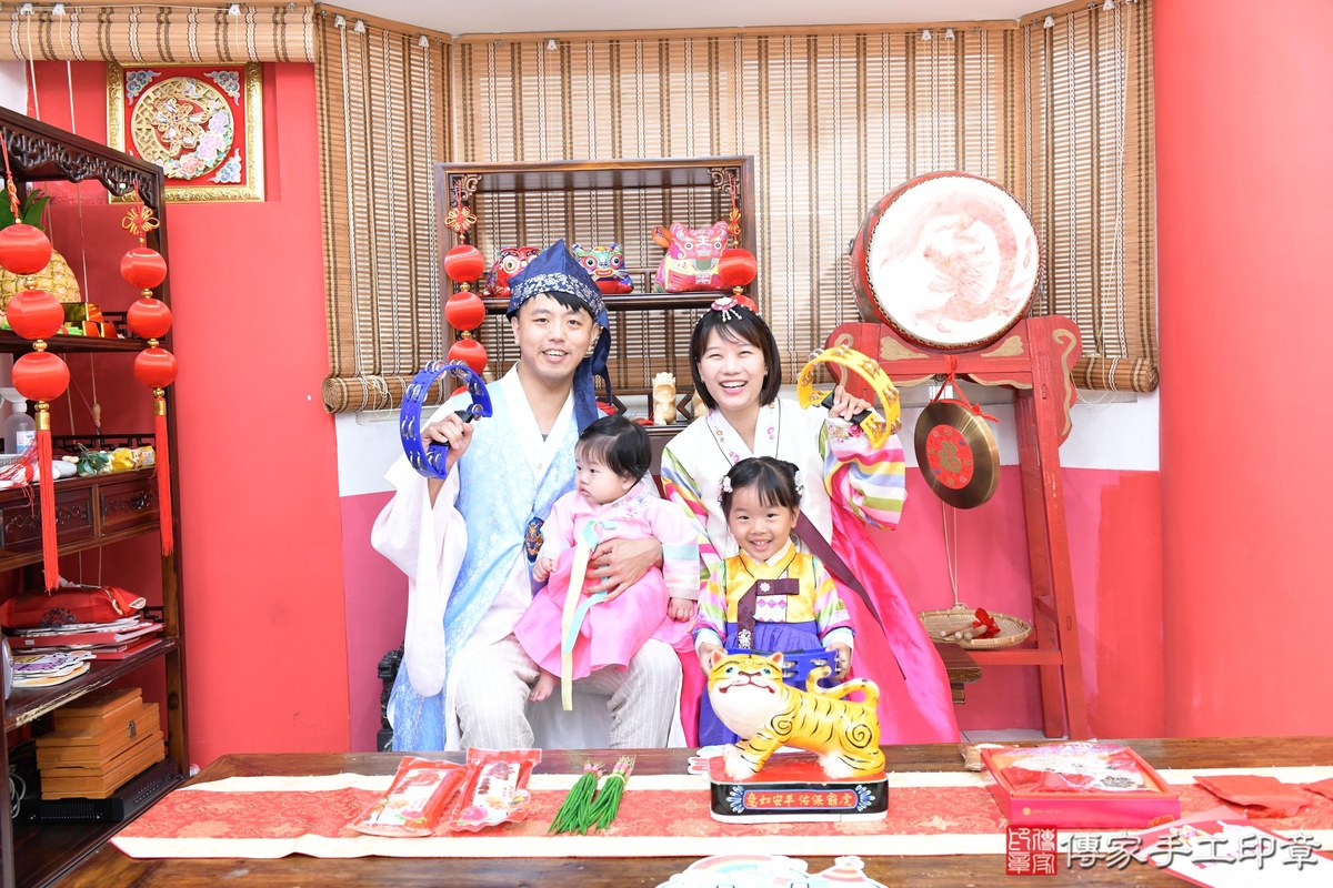傳家手工印章高雄店、抓周、度晬、中國風會場、抓周道具物品、抓周證書、滿周歲、小桔寶寶、高雄市、拍照、生日快樂