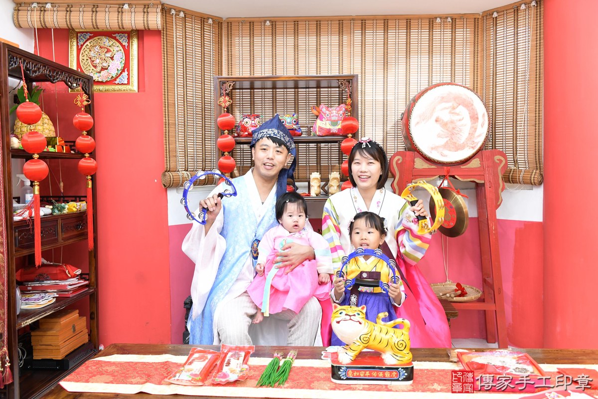 傳家手工印章高雄店、抓周、度晬、中國風會場、抓周道具物品、抓周證書、滿周歲、小桔寶寶、高雄市、拍照、生日快樂