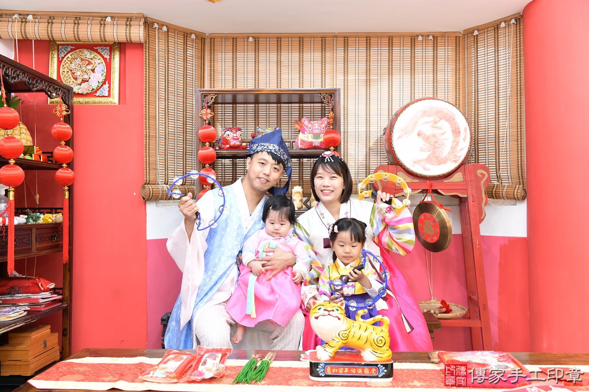 傳家手工印章高雄店、抓周、度晬、中國風會場、抓周道具物品、抓周證書、滿周歲、小桔寶寶、高雄市、拍照、生日快樂